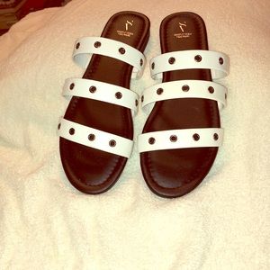 NWT VERA WANG 3-Strap Sandals